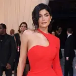 Bivša kućna pomoćnica tužila Kajli Džener, tvrdi da je bila izložena zlostavljanju i diskriminaciji