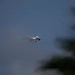 (VIDEO) Avion se pri slijetanju zakucao u kamion i stub za rasvjetu