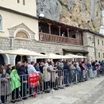 (VIDEO) Hiljade vjernika pod Оstrogom: U molitvenom sabranju proslavljaju praznik Svetog Vasilija Čudotvorca
