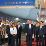 (FOTO) Tramp stigao u Peking, svečani doček na aerodromu
