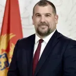 Krapović o Zirojeviću: Primitivac misli da je politički argument to što neko nosi suknju, a neko pantalone