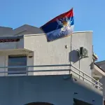 Trobojka na kući Dejana Đurovića povodom Dana nezavisnosti Crne Gore