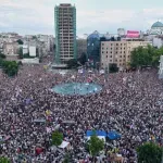 (VIDEO) Nakon protesta izbili neredi u Beogradu: Policija bacila suzavac, uhapšeno više osoba