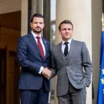 Makron uručuje Milatoviću Veliki krst Legije časti