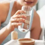 Šta ispijanje čaše vode ujutro može napraviti za vašu energiju i probavu