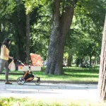 Skoplje: Žena bebu koju je trebalo da čuva ostavila na klupi u parku