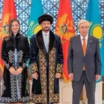 Milatović i supruga u tradicionalnom kazahstanskom šapanu tokom posjete Astani