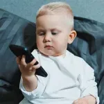 Vrijeme provedeno pred ekranom može oštetiti razvoj djece mlađe od dvije godine