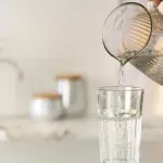 Da li gazirana voda zaista hidrira kao obična?