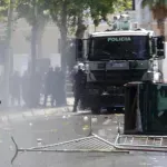 Policija suzavcem protiv antivladine Flamingo revolucije u Tirani