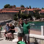 (FOTO) Posjete Svetom Stefanu dva puta dnevno, pristup mostu slobodan za sve posjetioce