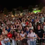 YU grupa zapalila Trg slobode, hiljade građana na koncertu u Nikšiću