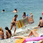Za boravak u kupaćem kostimu van plaže kazne i do 1.000 eura