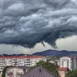 Žuti meteoalarm u Crnoj Gori zbog najavljenog jakog vjetra, lokalnih nepogoda i visokih temperatura