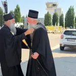 Patrijarha Porfirija na podgoričkom aerodromu dočekali mitropoliti Joanikije i Metodije