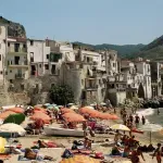 (VIDEO) Pometnja na plaži na Siciliji: Iz glisera pobacali skoro 700.000 eura u more, kupači pohrlili da skupljaju novčanice