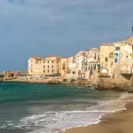 (VIDEO) Talasi na plažu izbacili više od 700.000 eura: Ljudi utrčavali u more da skupe novac