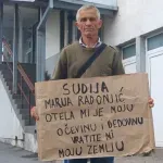 Radisav Nedović i dalje štrajkuje ispred Višeg suda u Bijelom Polju: Imovinu brani životom