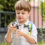 Kako naviknuti djecu da piju više vode: Nekoliko trikova koji mogu pomoći roditeljima