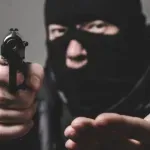 Razbojništvo u Budvi; otuđen novac iz sefa – poslovođa i dva radnika marketa nisu povrijeđeni