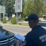 (FOTO/VIDEO) Komunalna policija kažnjava nepropisno parkiranje i zaustavljanje: "Samo minut" košta 100 eura