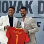 Jovetić poklonio Đokoviću dres Crne Gore sa brojem 1
