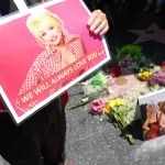 (FOTO) Amerika tuguje za Doli Parton, zastave spuštene na pola koplja