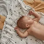 Kako znati je li bebi prevruće tokom spavanja: Ovo su znakovi na koje treba obratiti pažnju