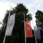 (VIDEO) Danilovgrad u tišini: Zastave na pola koplja, prazne ulice i kafići