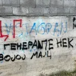 Na zidu ispred kuće poslanice BS-a ispisan grafit kojim se veliča Mladić