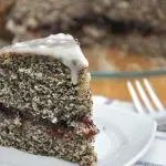 Kremasti kolač s makom i voćem koji osvaja jednostavnom pripremom