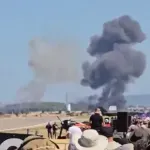 (VIDEO) Vojni avion se srušio na aeromitingu u Grčkoj, potraga za dvojicom pilota