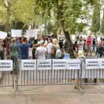 (VIDEO) Roditelji protestuju ispred Ustavnog suda, najavljuju blokade vrtića