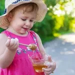 Kada je pravo vrijeme za uvođenje meda u ishranu bebe
