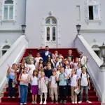 Plavi dvorac ponovo otvorio vrata najmlađima: Milatović ugostio osnovce iz Nikšića i djecu štićenike NVO „Put zajedništva“ iz Podgorice