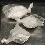 Budva: Zaplijenjeno pet pakovanja kokaina i 53 tablete opojnih droga, uhapšene dvije osobe