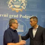 (VIDEO) Sastanak mještana Gornje Vrbice i uprave Grada: Za deset dana stiže asfalt, rješenje za vodu jos traže