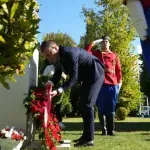 Državni zvaničnici i porodica položili vijenac na spomen-bistu Slavoljubu Šćekiću