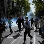 Francuska pred novim talasom protesta: Učenicima se pridružuju i radnici