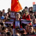 (VIDEO) Haos u Prištini: Blokiran ulaz u skupštinu, sukob policije i demonstranata