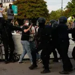 (VIDEO) Incident na protestu u Francuskoj: Policajac pogodio tinejdžera projektilom u lice