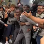 (VIDEO) Gradonačelnik tijelom štitio studente od policije u Parizu, zasuli ga suzavcem