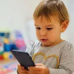 Koliko su ekrani zaista opasni u prvim godinama života djeteta