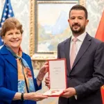 Milatović odlikovao senatorku Šahin Ordenom Crnogorske zastave I stepena