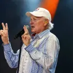 Bič Bojsi se vratili na scenu, Majk Lav nastupao sjedeći