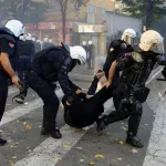 (VIDEO) Rat studenata i policije na ulicama Tirane: Razbijene glave, suzavac i vodeni topovi