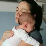Zašto bebe često štucaju i kako im pomoći