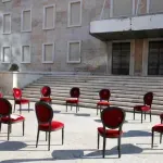 (VIDEO) Demonstranti demolirali skulpturu Edija Rame ispred njegovog kabineta, traže ostavku premijera
