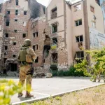 (VIDEO) Trenutak užasa u Kijevu: Ruski dron udara u neboder