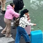 (VIDEO)Turistkinje s koferima usred haosa u Parizu postale hit na mrežama